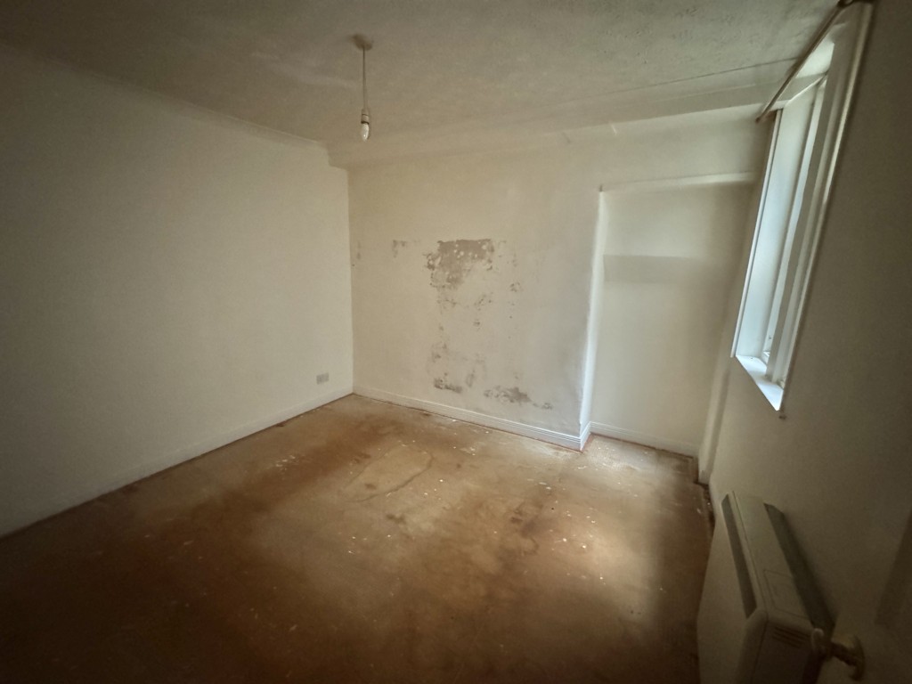 Lot: 184 - TOWN CENTRE FLAT FOR INVESTMENT OR OCCUPATION - Bedroom